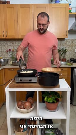 תחילת בישול מרק לבן (ולמה כדאי לטגן כרוביות לפני שמוסיפים אותן למרק)